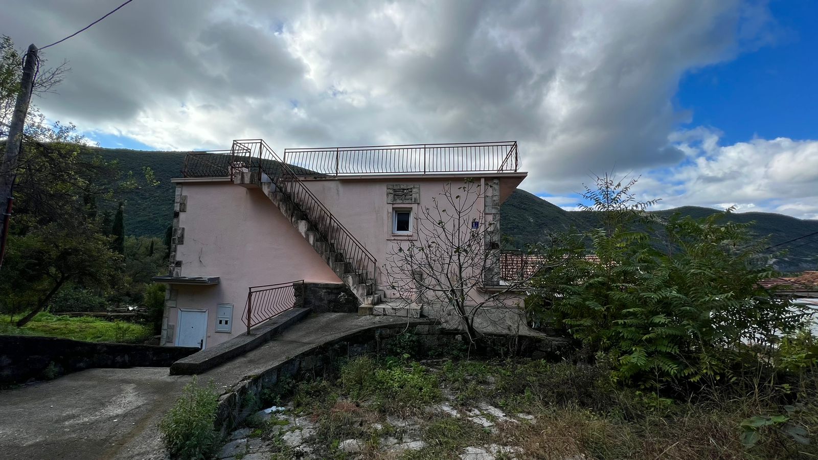 House in a quiet location with beautiful mountain views